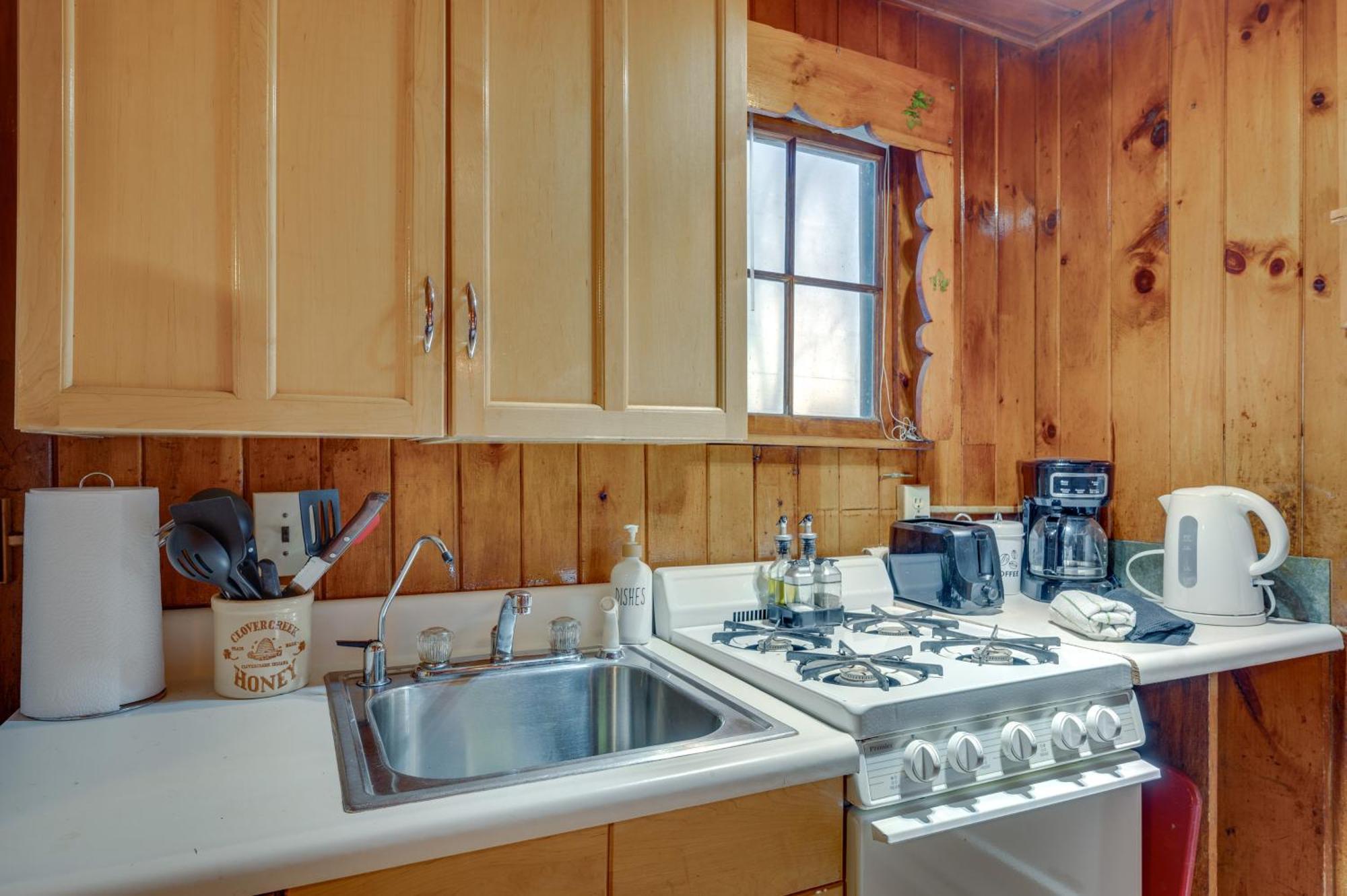 Ferienwohnung Cozy Laconia Studio With Pool Access - 2 Mi To Lake! Exterior foto